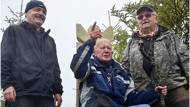 Z vrcholu Svaroh na Šumavě někdo ukradl dřevěný trůn věnovaný Králi zmizelé Šumavy Emilu Kintzlovi (sedící). Snímek je z roku 2019.