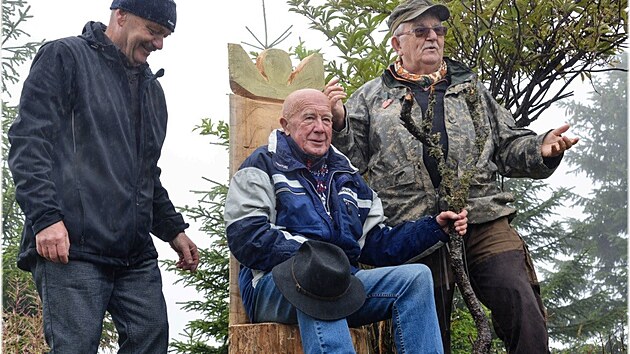 Z vrcholu Svaroh na Šumavě někdo ukradl dřevěný trůn věnovaný Králi zmizelé Šumavy Emilu Kintzlovi (sedící). Snímek je z roku 2019.