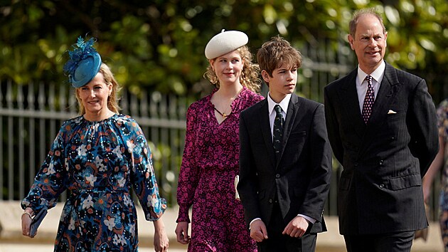 Hrabnka z Wessexu Sophie, princ Edward a jejich dti lady Louise a James, vikomt Severn pi pchodu na velikonon bohoslubu do kaple svatho Ji (Windsor, 17. dubna 2022)