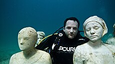 Jason deCaires Taylor. Anglický potápěč od roku 2006 vybudoval v 11 státech... Jason deCaires Taylor. Anglický potápěč od roku 2006 vybudoval v 11 státech...