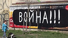 V Praze se na nkolika místech objevily pemalované protiválené billboardy s...