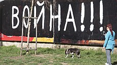 V Praze se na nkolika místech objevily pemalované protiválené billboardy s...