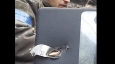 Mobil ukrajinského vojáka zastavil stelu