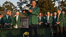 Golfista Scottie Scheffler v zeleném saku pro vítze Masters v August.