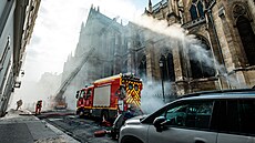 Z filmu Notre-Dame v plamenech
