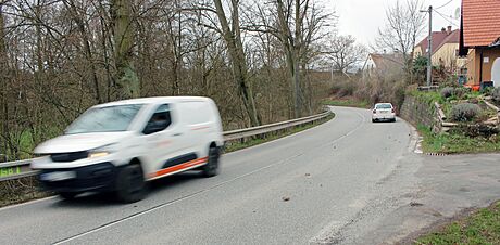 Frekventovaná silnice bez chodníku ve Dvoe Králové nad Labem v ásti Verdek.