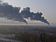 V ruském Brjansku hoel ropný sklad, z místa stoupal hustý kou. (25. dubna...