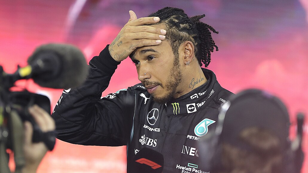 Lewis Hamilton v cíli Velké ceny Abú Zabí, titul mistra svta formule 1 mu...