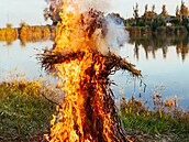 Hoící panáci jsou nedílnou souástí ohnivých oslav.