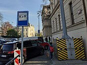 Jen pár centimetrů. Sloup školákům překáží.