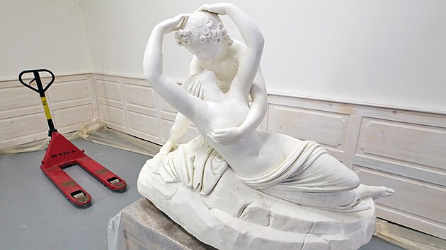 Akademický sochař a restaurátor Martin Široký se svým týmem přemístil z improvizovaného restaurátorského ateliéru do hlavního zámeckého sálu Státního zámku Kynžvart sousoší Amor a Psýché. (20. dubna 2022)