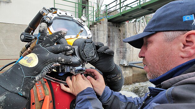 Jez na řece Ohři v Radošově má kvůli diagnostice sníženou hladinu vody. Na místě působila potápěčská skupina. (22. dubna 2022)