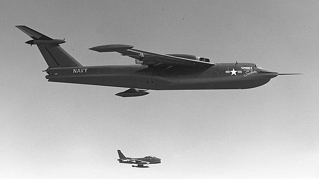 Prvn prototyp XP6M-1 v letu. Doprovodn letoun je FJ-2 Fury (tj. palubn verze sthaky F-86 Sabre).