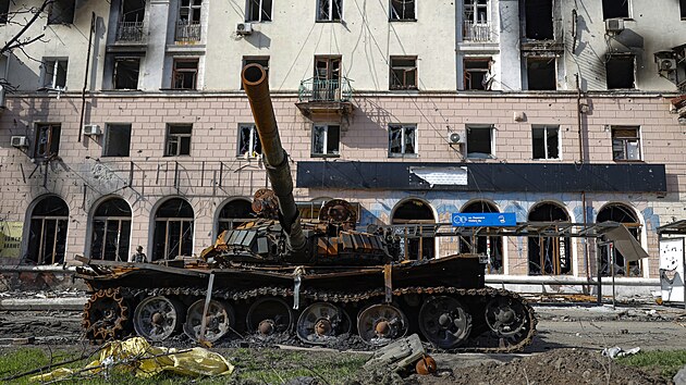 Znien tank a pokozen bytov dm z tkch boj jsou vidt v oblasti kontrolovan separatistickmi silami podporovanmi Ruskem v Mariupolu. (26. dubna 2022)