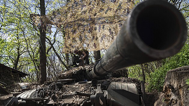 Ukrajint vojci opravuj tanky po bojch proti ruskm jednotkm v Donck oblasti na vchodn Ukrajin. (27. dubna 2022)