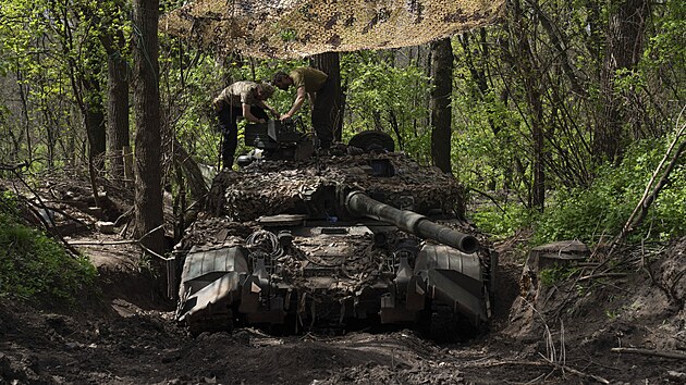 Ukrajint vojci opravuj tanky po bojch proti ruskm jednotkm v Donck oblasti na vchodn Ukrajin. (27. dubna 2022)