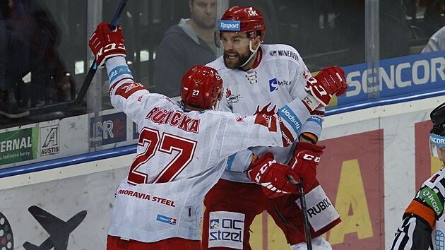 Martin Růžička přijíždí pogratulovat svému třineckému parťákovi Tomáši... Martin Růžička přijíždí pogratulovat svému třineckému parťákovi Tomáši...