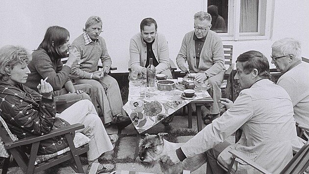 Filozof Josef afak (tet zprava) na setkn se svmi pteli, mezi n patil i pozdj prezident Vclav Havel (tet zleva).