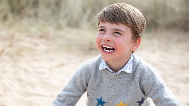 Vvodkyn Kate a princ William ukzali fotku nejmladho syna Louise, kter 23. dubna slav tvrt narozeniny.