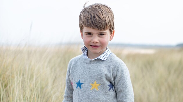 Vvodkyn Kate a princ William ukzali fotku nejmladho syna Louise, kter 23. dubna slav tvrt narozeniny.
