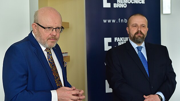 Ministr zdravotnictví Vlastimil Válek jmenoval 29. dubna 2022 novým ředitelem Fakultní nemocnice Brno chirurga Iva Rovného (vpravo).