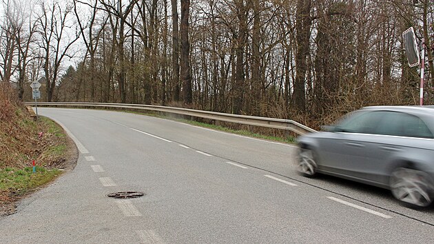 Frekventovan silnice bez chodnku ve Dvoe Krlov nad Labem v sti Verdek.