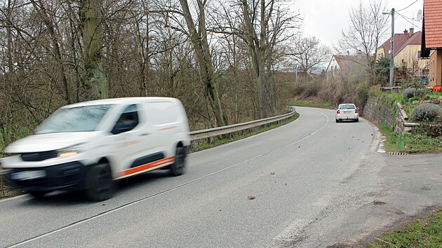 Frekventovan silnice bez chodnku ve Dvoe Krlov nad Labem v sti Verdek.