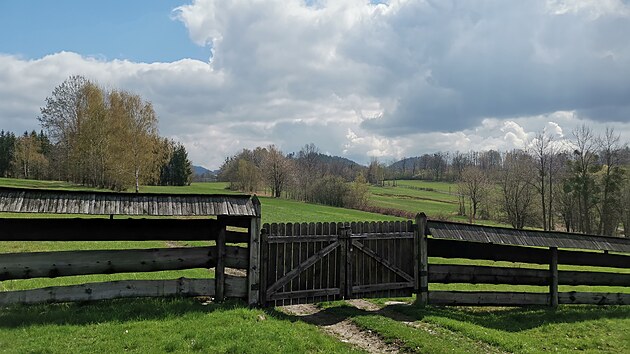 Původní oplocení Valašské dědiny. Areál Kolibisek se bude z větší části rozkládat na loukách za ním.