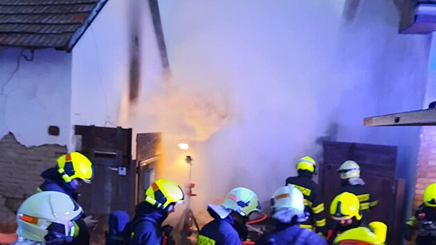 Od nabíjených baterií do elektrokoloběžek vzplála garáž, která sousedí s rodinným domem.