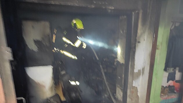 Od nabíjených baterií do elektrokoloběžek vzplála garáž, která sousedí s rodinným domem.