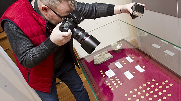 Nedraick poklad me poprv vidt veejnost. Zlat mince a groe jsou vystaveny v Zpadoeskm muzeu v Plzni. (20. 4. 2022)