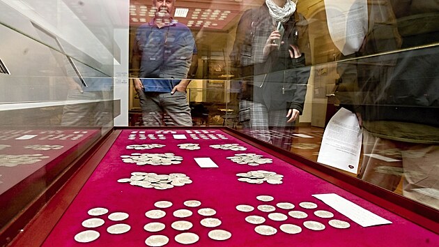 Nedraick poklad me poprv vidt veejnost. Zlat mince a groe jsou vystaveny v Zpadoeskm muzeu v Plzni. (20. 4. 2022)