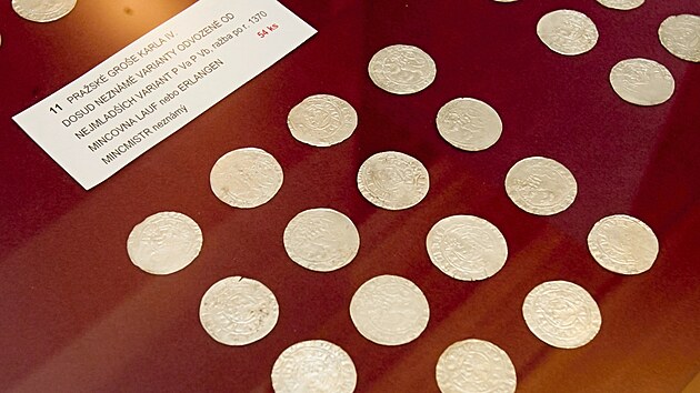 Nedražický poklad může poprvé vidět veřejnost. Zlaté mince a groše jsou vystaveny v Západočeském muzeu v Plzni. (20. 4. 2022)