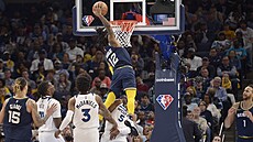 Ja Morant z Memphisu smečuje do koše Minnesoty. Ja Morant z Memphisu smečuje do koše Minnesoty.