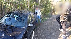 Opilý řidič před strážníky couval do lesa, pak je slovně napadl Opilý řidič před strážníky couval do lesa, pak je slovně napadl