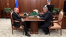 Ruský prezident Vladimir Putin a ministr obrany Sergej ojgu