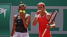 Marie Bouzková (vpravo) se Sarou Sorribesovou Marie Bouzková (vpravo) se Sarou Sorribesovou