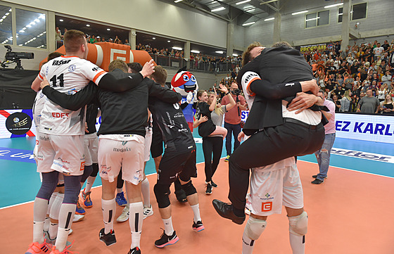 Volejbalisté Karlovarská jásají nad obhajobou domácího titulu.