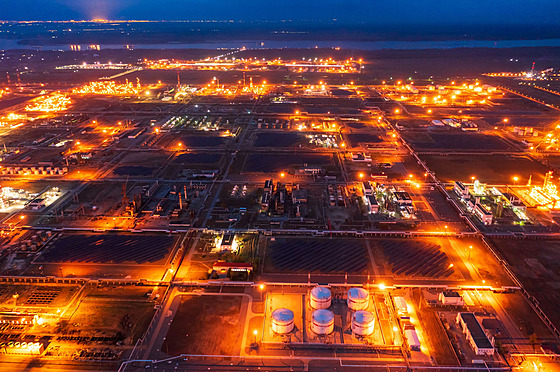 Obí ropná rafinerie spolenosti Lukoil ve Volgogradu  (3. bezna 2022)