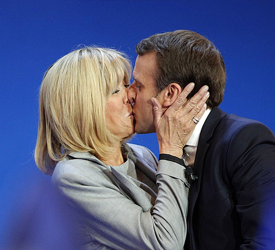 Emmanuel Macron se svou chotí Brigitte na snímku z dubna 2017
