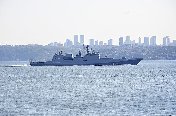 Ruská válená lo Admirál Makarov proplouvá Bosporem v Istanbulu. (13. srpna...