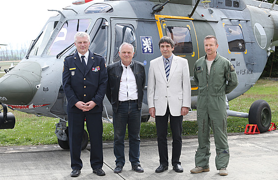 Pi letoních dubnových oslavách 30 let letecké záchranky v Líních se u jednoho z vrtulník, se kterými v roce 2002 zasahovali pi povodních, seli (zleva) Karel Hla, Pavel pilka, Jií Jogl a Marek Bohnek.