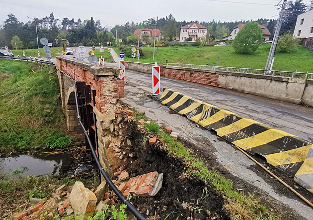 Most v Teticích na Brnnsku museli silniái uzavít. idii, kteí dosud...