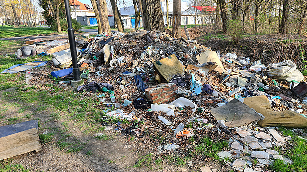 Nákladní vz navezl k dom v Ostrav-Kunikách hromadu odpadu. Úklidu erné...