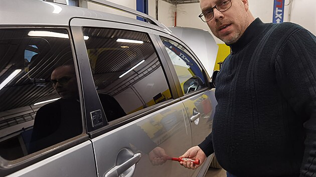 Měření laku ukazuje, že auto nebylo nikdy bourané ani karosářsky opravované.