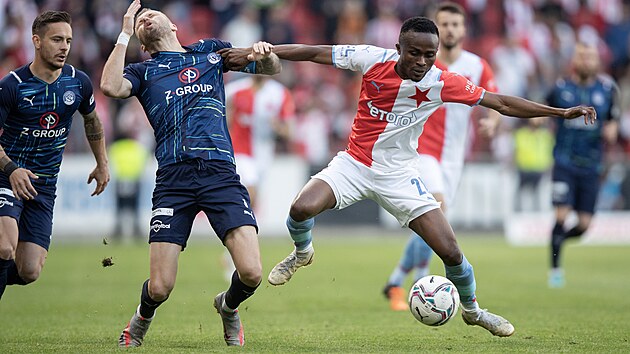 Slávistický Yira Sor (vpravo) v souboji s Michalem Kadlecem ze Slovácka