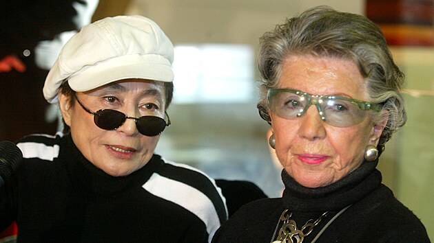 Meda Mldkov na snmku s hudebnic Yoko Ono. (10. prosince 2003)