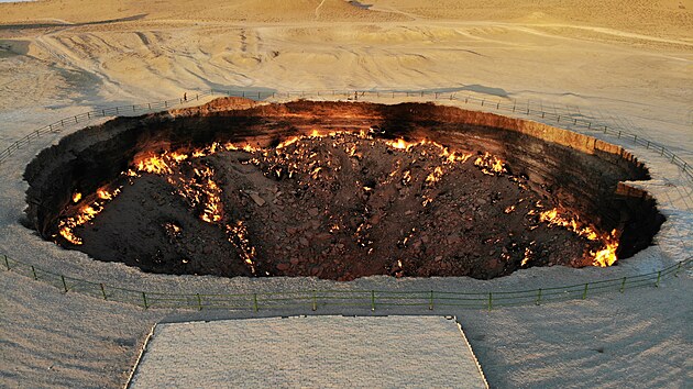 Brna do pekla je krter na zem Turkmenistnu uprosted pout Karakum nedaleko ozy Darvaza, ve kterm od roku 1971 ho unikajc zemn plyn.