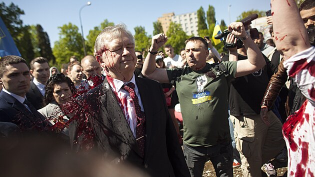 Ruskho velvyslance v Polsku Sergeje Andrejeva demonstranti polili ervenou barvou, kdy se v poledne pokusil poloit vnec k pomnku sovtskch vojk ve Varav. (9. kvtna 2022)
