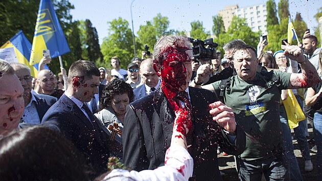 Ruskho velvyslance v Polsku Sergeje Andrejeva demonstranti polili ervenou barvou, kdy se v poledne pokusil poloit vnec k pomnku sovtskch vojk ve Varav. (9. kvtna 2022)